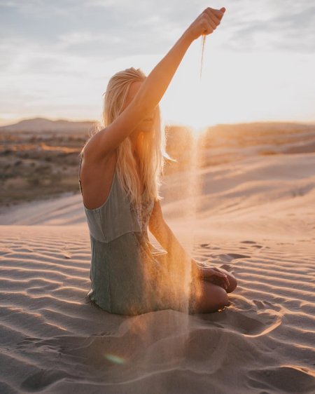 Блондинка на закате