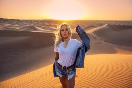 Красивая девушка в пустыне