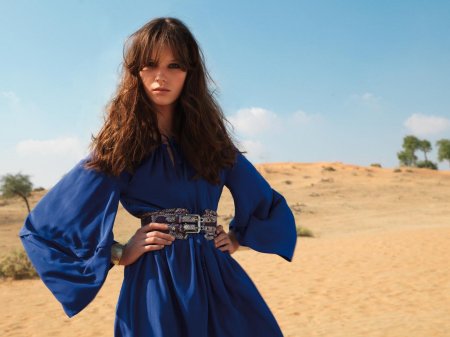 Девушка в пустыне