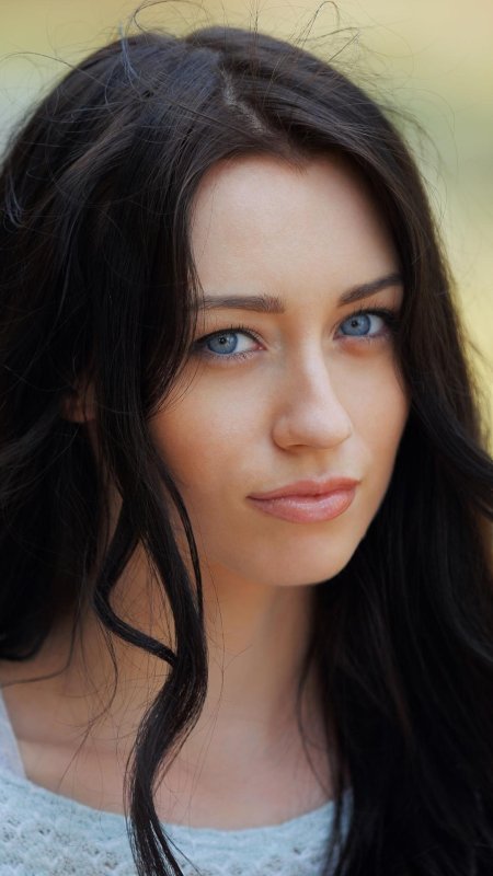 Голубоглазые брюнетки