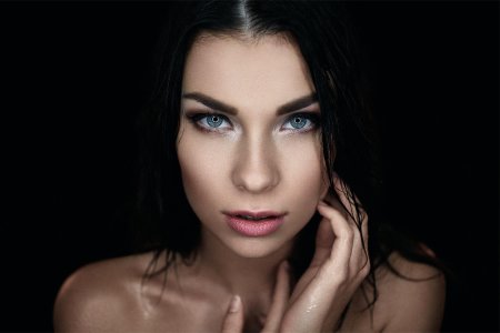 Голубоглазая брюнетка