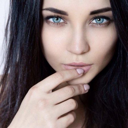 Девушка брюнетка