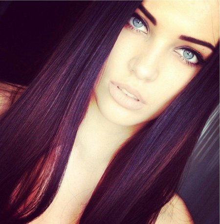 Брюнетка с голубыми глазами