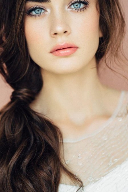 Брюнетка с голубыми глазами