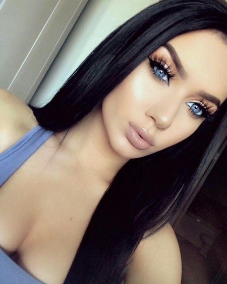 Брюнетка с голубыми глазами