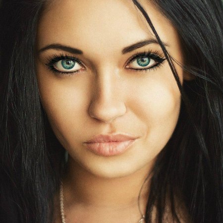 Красивые брюнетки с зелеными глазами