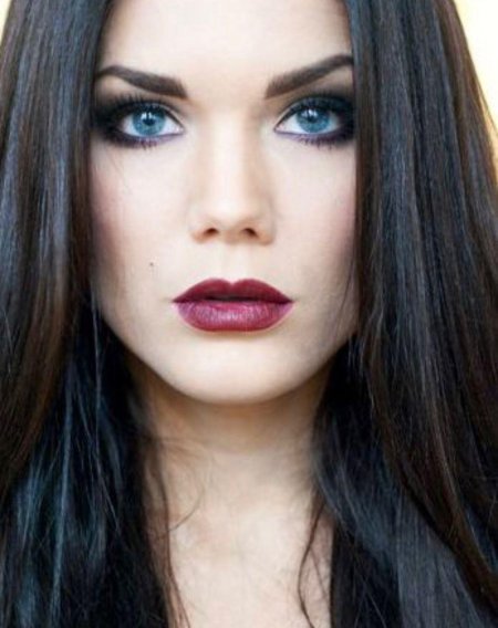 Макияж для брюнетки с голубыми глазами