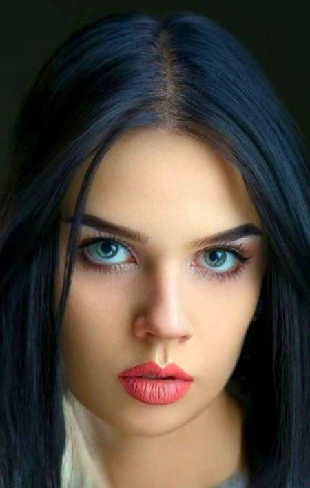 Брюнетка с голубыми глазами