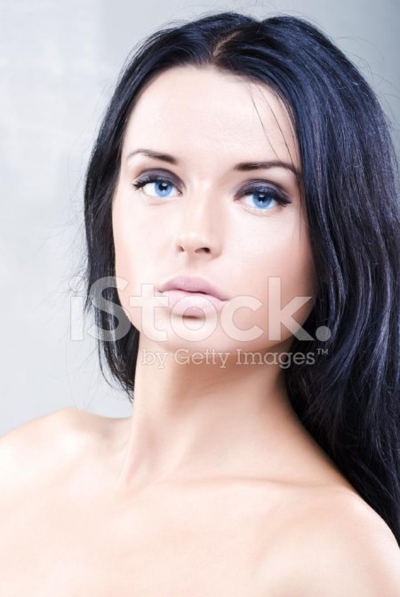 Голубоглазая брюнетка