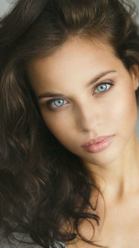 Шатенка с голубыми глазами