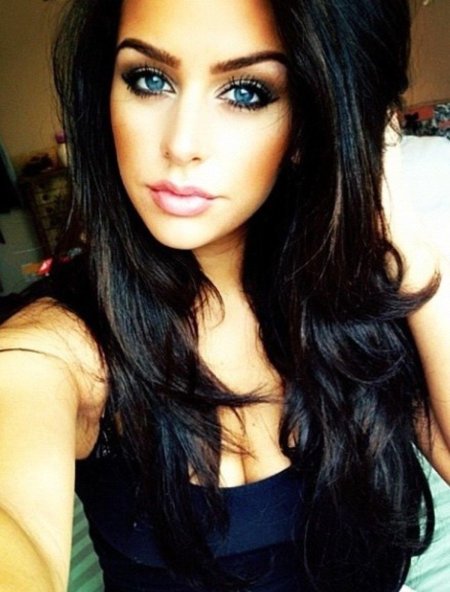Девушка с черными волосами и голубыми глазами