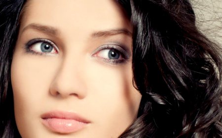 Макияж для голубоглазых брюнеток