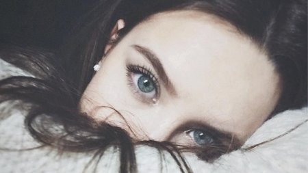 Девушка с голубыми глазами