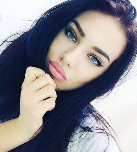 Брюнетка с голубыми глазами