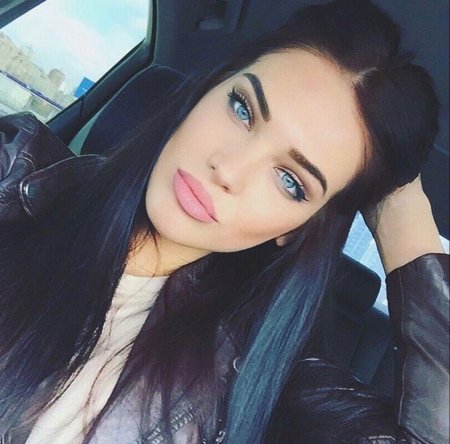 Девушка с голубыми глазами и черными волосами