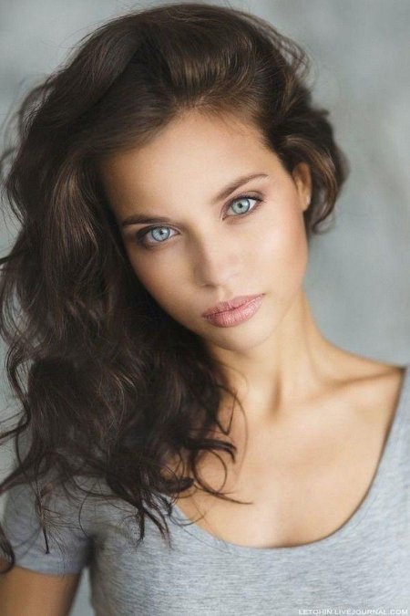 Шатенка с голубыми глазами