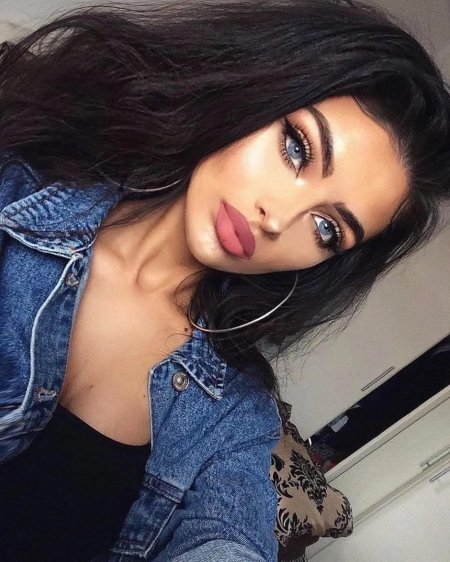 Макияж для брюнетки с голубыми глазами