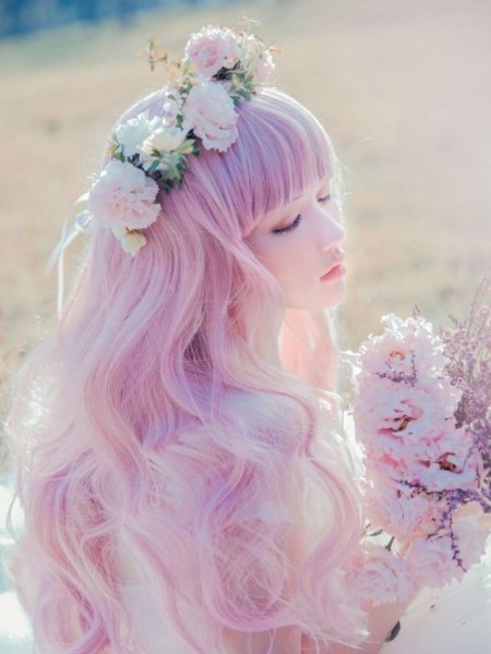 Красивая девушка с розовыми волосами