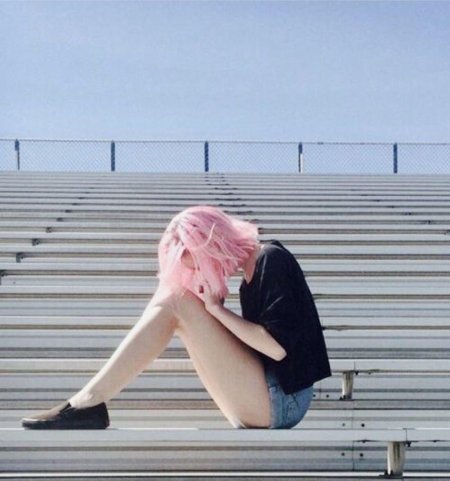 Девушка с короткими розовыми волосами