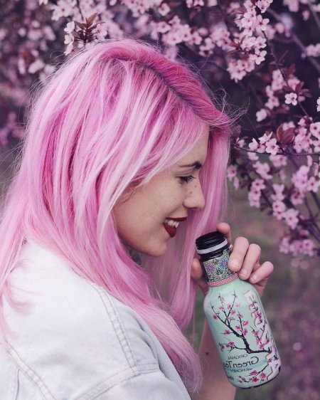 Девушки с розовыми волосами