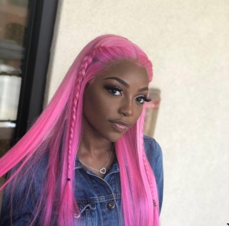 Темнокожая девушка с розовыми волосами