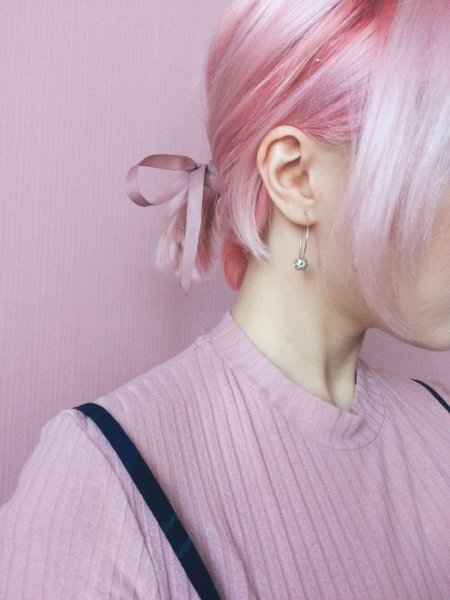 Розовые волосы каре
