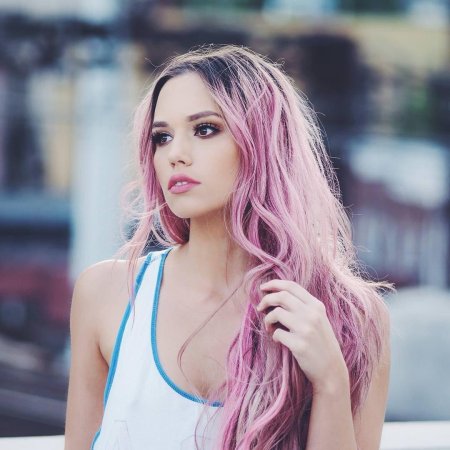 Девушки с розовыми волосами