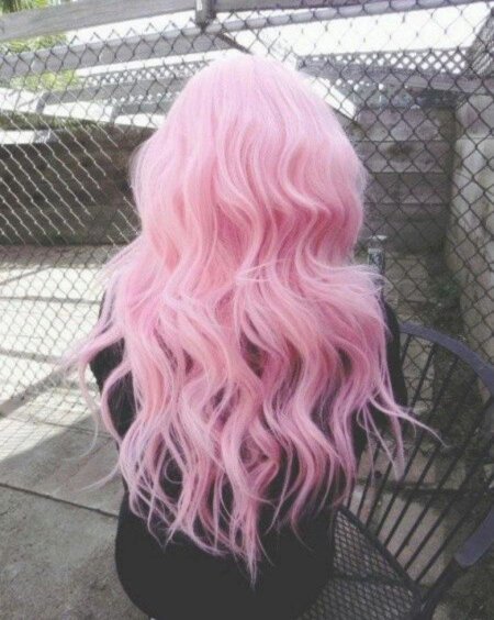 Девушка с розовыми волосами