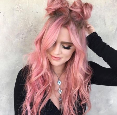 Нежно розовые волосы