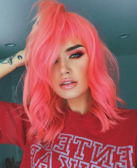 Ярко розовые волосы