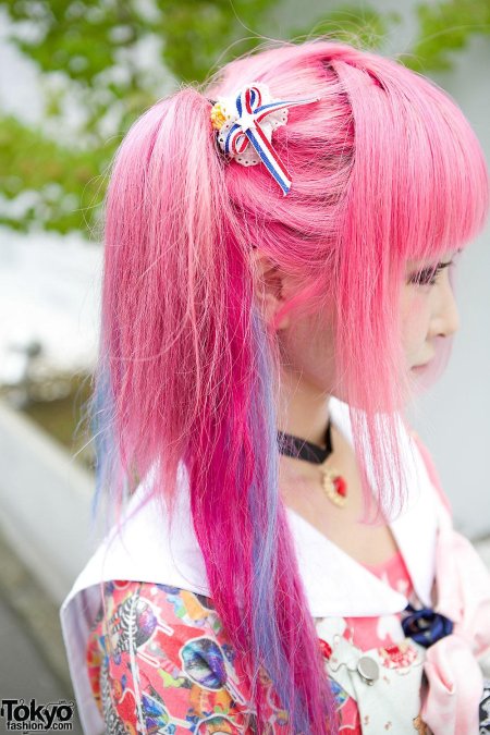 Японка с розовыми волосами