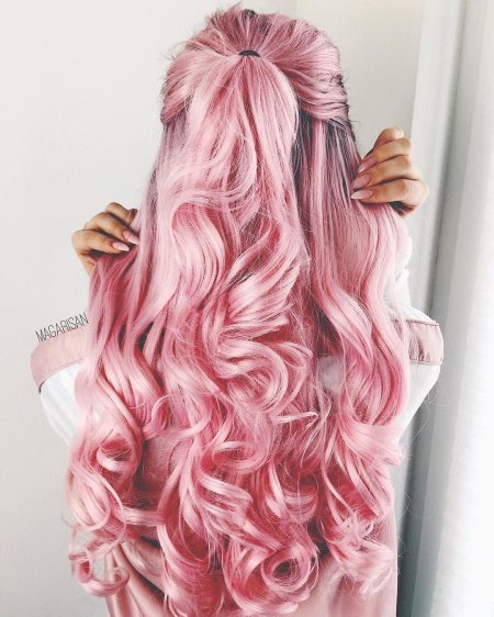 Распущенные розовые волосы
