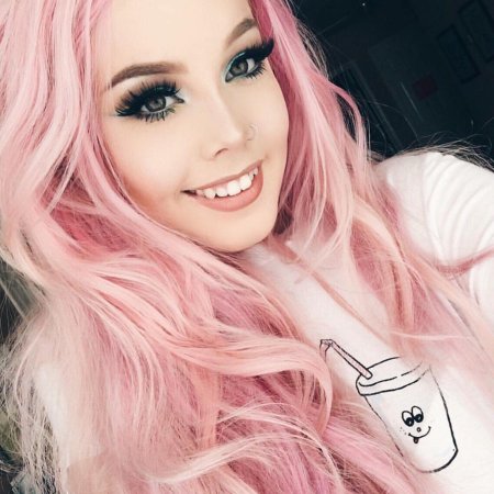 Красивая девушка с розовыми волосами