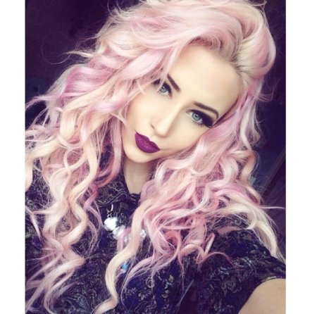 Блондинка с розовыми волосами