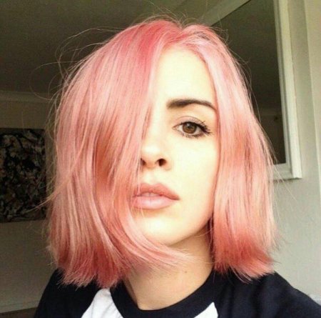 Девушка с короткими розовыми волосами