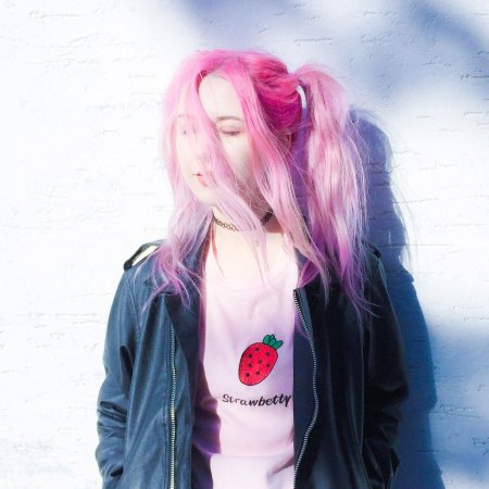 Девочка с розовыми волосами