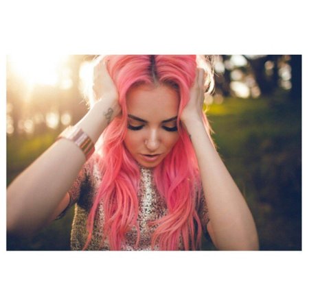Девушка с розовыми волосами