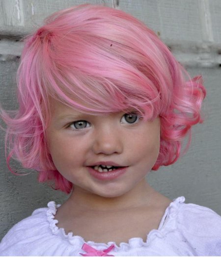 Маленькая девочка с розовыми волосами