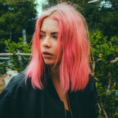 Эшли смит с розовыми волосами