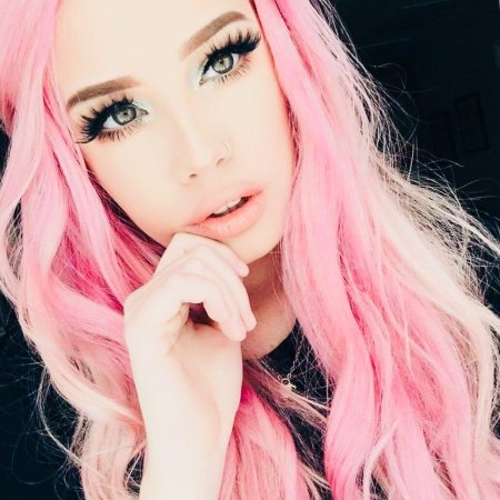 Диана астер с розовыми волосами