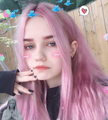 Милая девушка с розовыми волосами