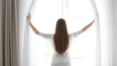 Девушка открывает шторы
