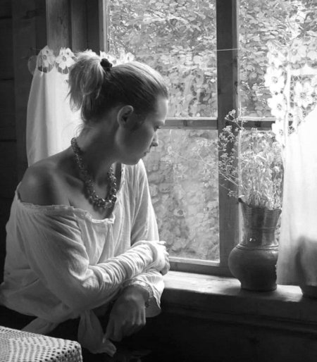 Девушка у окна