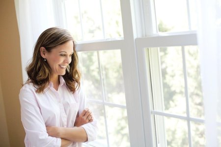 Девушка у окна