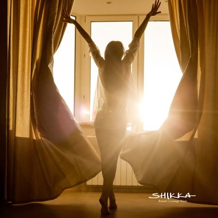 Девушка у окна