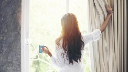 Красивая девушка у окна