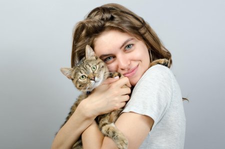 Женщина с кошками