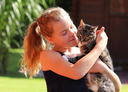 Девочка с котом