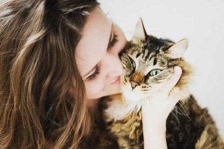 Девушка целует кота