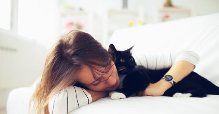 Девушка с котиком